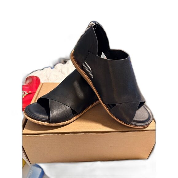 NWOB Sofft Evonne Flat Sandal in Black - Picture 2 of 12